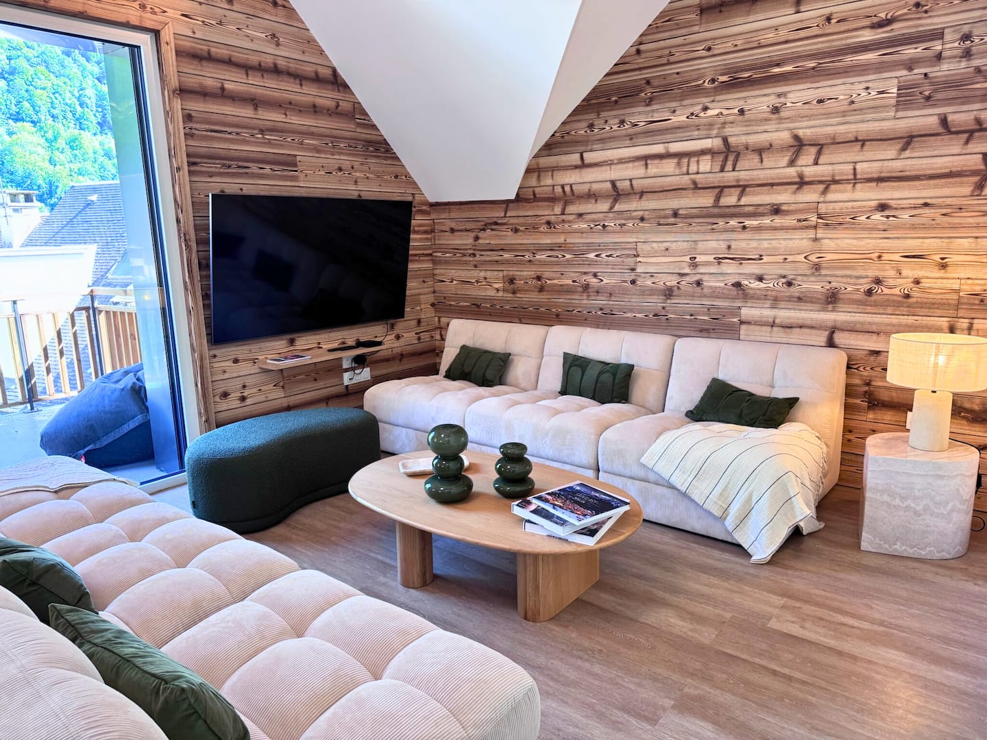 Salon du duplex et accès au balcon
