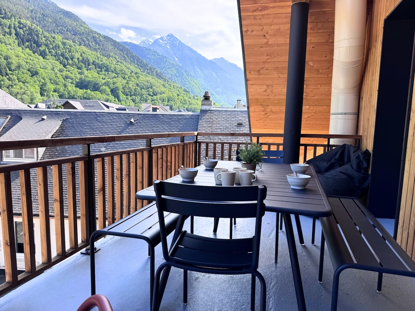 Grande terrasse avec vue sur la montagne