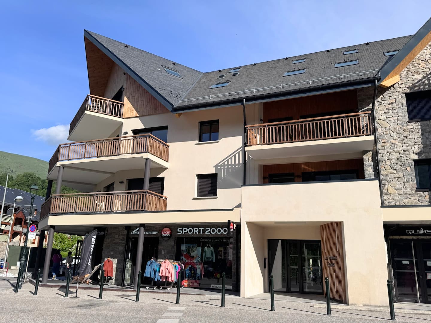 La résidence et son magasin de ski