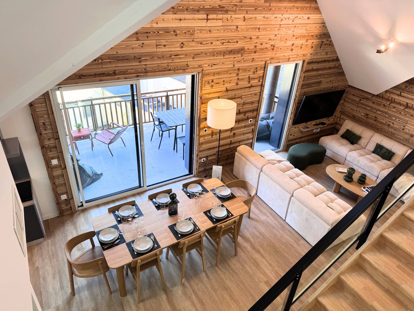 Le grand séjour, le balcon et la table pour 8