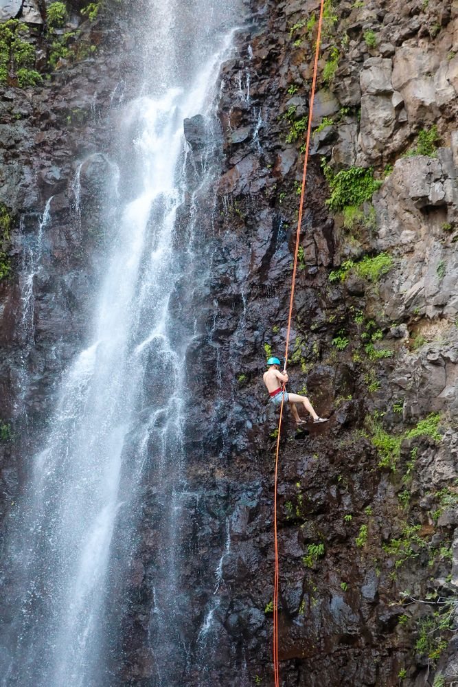Canyoning : descente accompagnée d’une cascade, image d’illustration