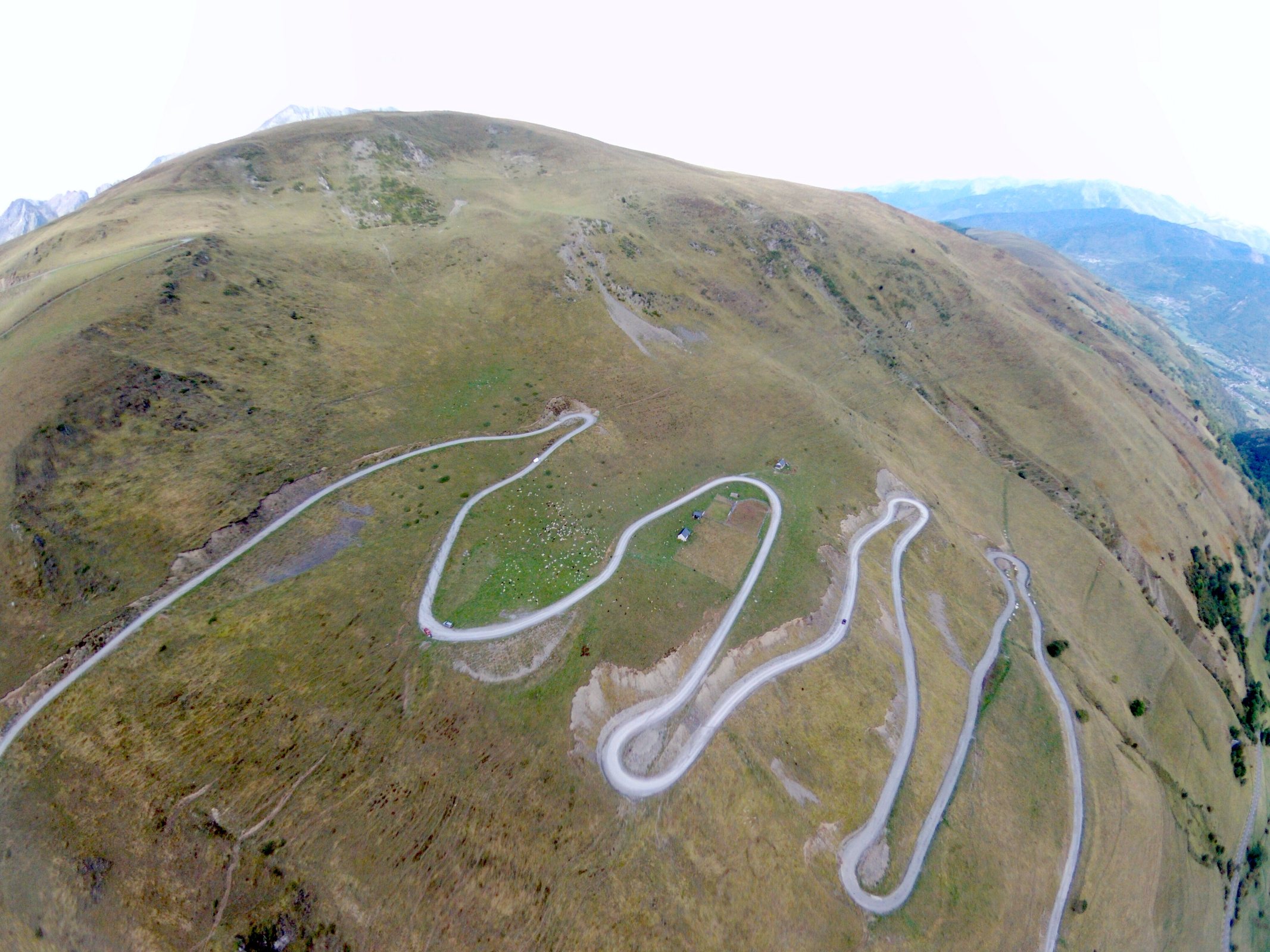Lacets de la montée du col du Portet